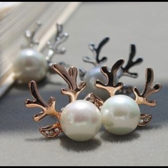 🎄🎁 Pearl Antler Reindeer Earrings, Gold - Picture 4 of 4